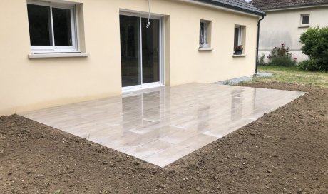 Création et conception de terrasse en grès Ceram sur mesure dans une maison individuelle à Troyes