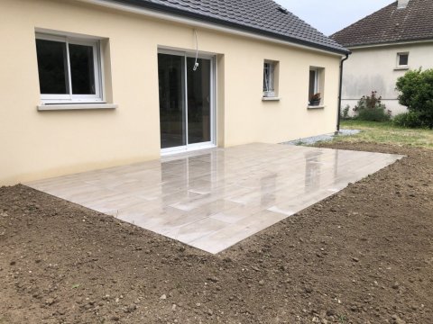 Création et conception de terrasse en grès Ceram sur mesure dans une maison individuelle à Troyes