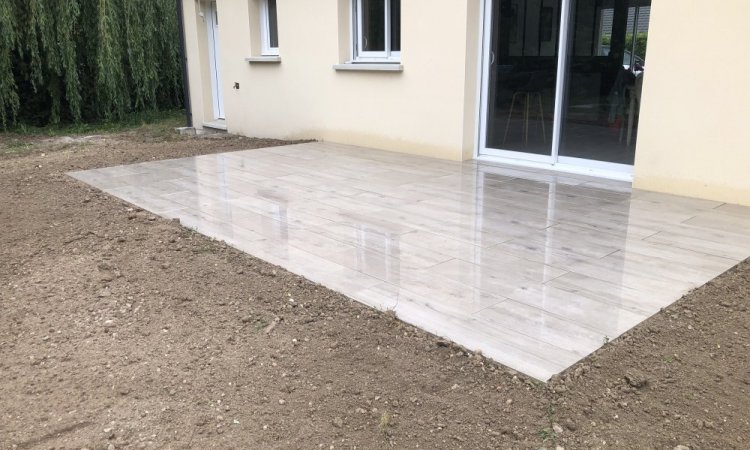 Création et conception de terrasse en grès Ceram sur mesure dans une maison individuelle à Troyes